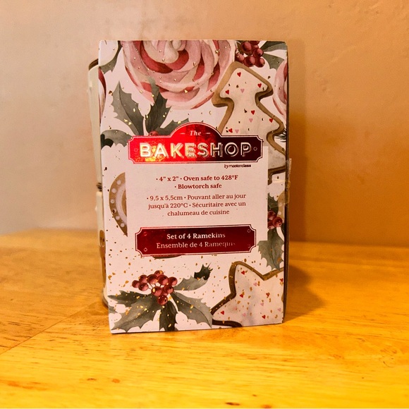 Set of 4 Christmas Gingerbread Ceramic Ramekins made by The BakeShop. NWTS - Picture 9 of 10